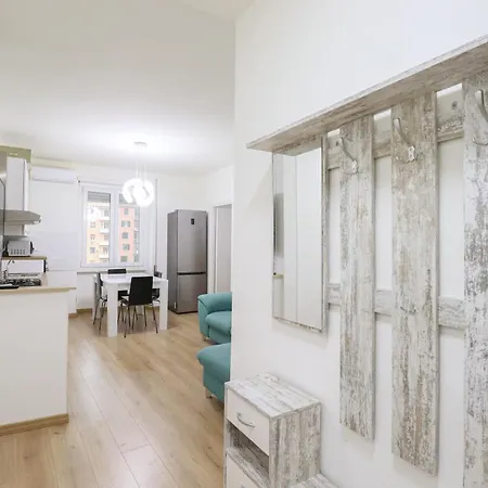 Elegant Chic - Center 10 Min, Ac, Wifi, Metro 1min Apartmán